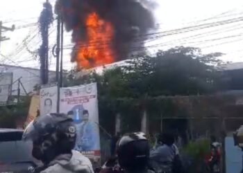 Damkar Terjunkan 5 Kendaraan Padamkan Api yang Melahap Toko Tekstil di Ciampea