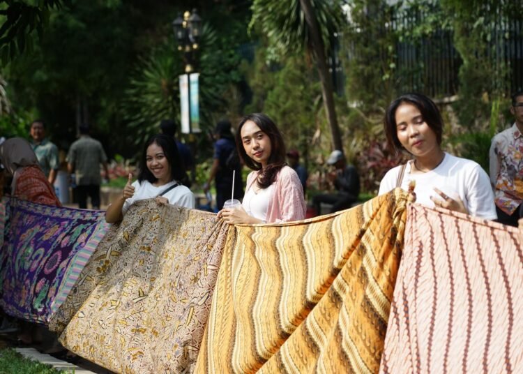 Bentangkan Kain Batik 4,1 Km, Kota Bogor Pecahkan Rekor ORI
