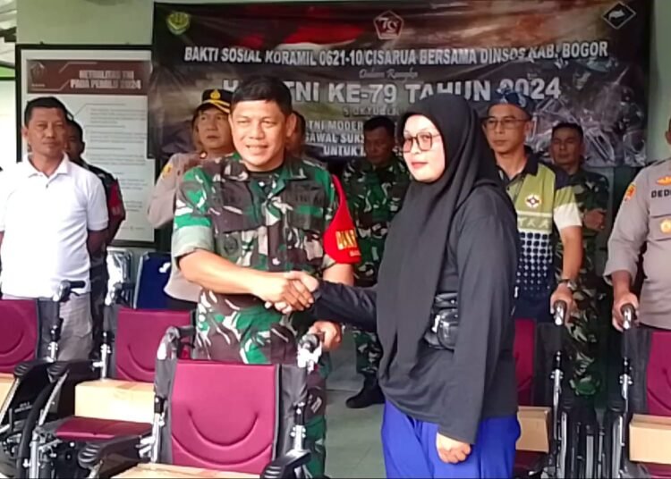 HUT ke-79 TNI, Koramil Cisarua-Megamendung Bagikan Kursi Roda 