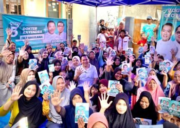 Dokter Rayendra Diserbu Emak-Emak Pamoyanan: "Coblos Pang Gantengna!" 