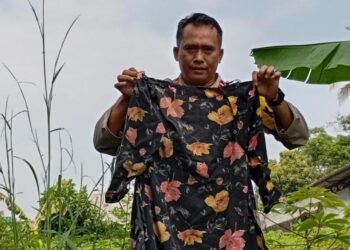 Petugas kepolisian saat menunjukkan daster, pakaian terakhir yang digunakan Onong, perempuan lansia yang ditemukan tewas di Rancabungur, Kabupaten Bogor. (Dok.Polisi)