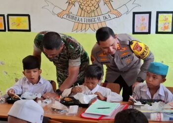 Polri dan TNI Berbagi Makan Siang Bergizi ke Ratusan Pelajar SDN di Kota Bogor