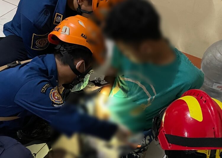 Asyik Main HP, Kemaluan Remaja di Cileungsi Terjepit Resleting