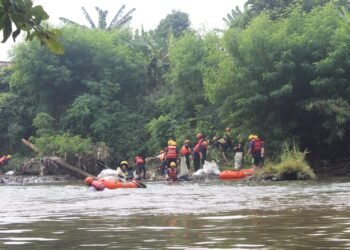 Karyawan Perusahaan Teknologi Bebersih Sampah hingga Tebar Benih Ikan di Sungai Ciliwung