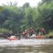 Karyawan Perusahaan Teknologi Bebersih Sampah hingga Tebar Benih Ikan di Sungai Ciliwung