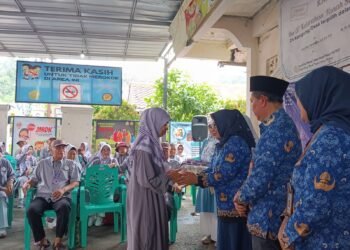 Momen Puluhan Lansia di Kota Bogor Lulus Sekolah