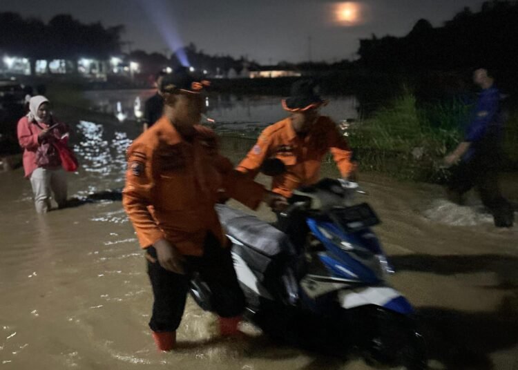 Tanggul Kali Cikarang Jebol, Ribuan Warga Klapanunggal Terdampak Banjir