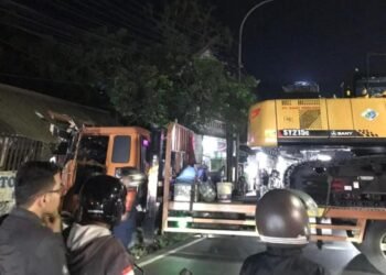 Gegara Rem Blong, Truk Fuso Tabrak Warung Soto di Cibungbulang 