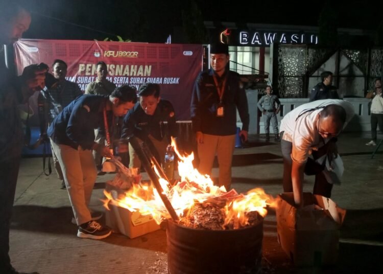 Kondisi Rusak, Ribuan Surat Suara Pilkada di Kabupaten Bogor Dimusnahkan