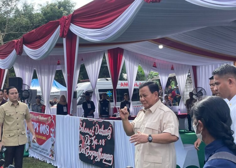 Pose Jari Kelingking Presiden Prabowo Usai Nyoblos Bikin Gagal Fokus, Sinyal untuk Rudy-Jaro?