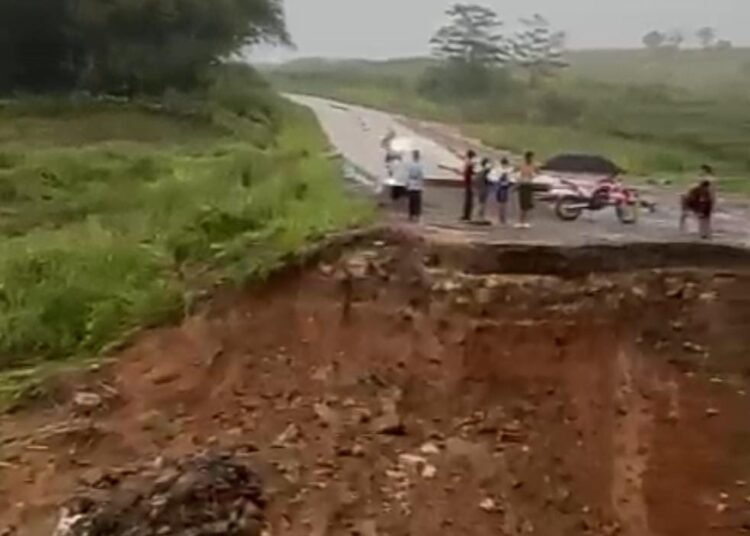 Diterjang Longsor, Akses Puncak Dua di Babakan Madang Terputus