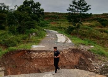 Warga Terpaksa Cari Akses Lain Usai Jalur ke Puncak 2 Putus