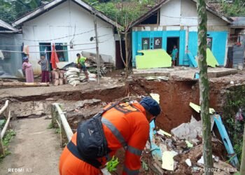 Jembatan Sungai Cikirining Kertamaya Longsor, Akses Jalan Warga Terputus