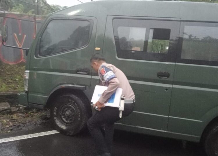 Mobil TNI Terguling di Jalur Puncak, 1 Orang Alami Luka