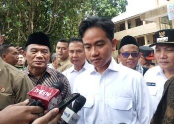 Wapres Gibran Bagikan Makan Bergizi Gratis di Muhammadiyah Boarding School Kemang