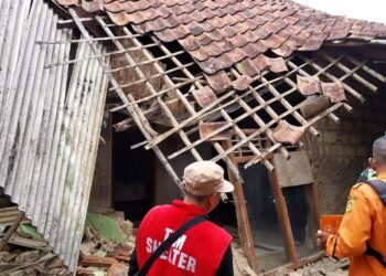 Rumah Rusak Akibat Angin Kencang, Satu Keluarga di Babakan Madang Mengungsi 