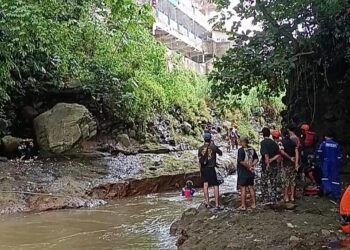 Remaja Hanyut saat Seberangi Sungai Ciliwung di Sukasari