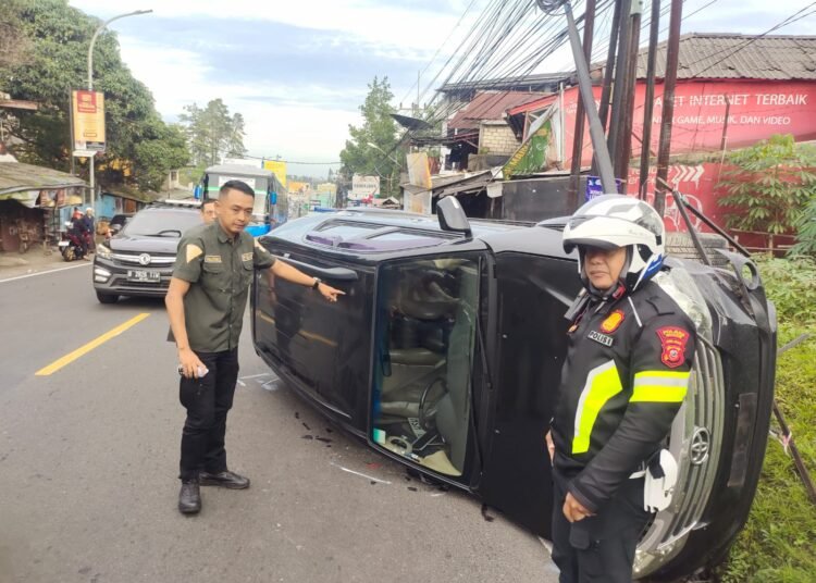 Sopir Mengantuk, Mobil Fortuner Terguling di Puncak Saat Libur Nataru