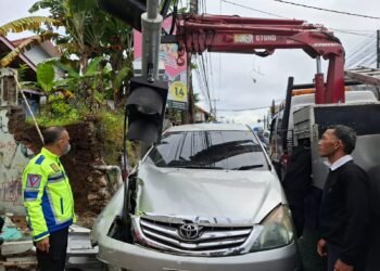 Hilang Kendali, Toyota Innova Ringsek Tabrak Tiang Lampu Jalan di Cibungbulang