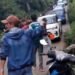 Gegara Spion Kesenggol, Pengemudi Mobil Babak Belur Dipukuli “Pak Ogah” di Puncak