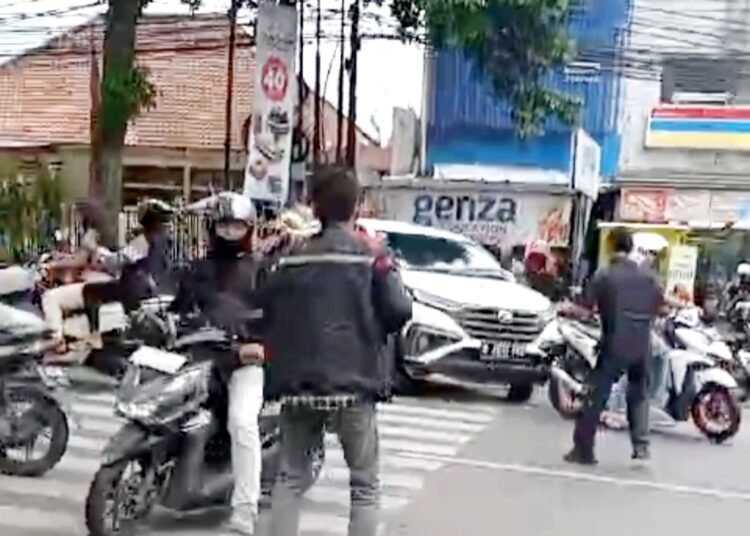 Diduga Gegara Dikejar Debt Collector, Pengendara Mobil di Kota Bogor Tabrak Motor