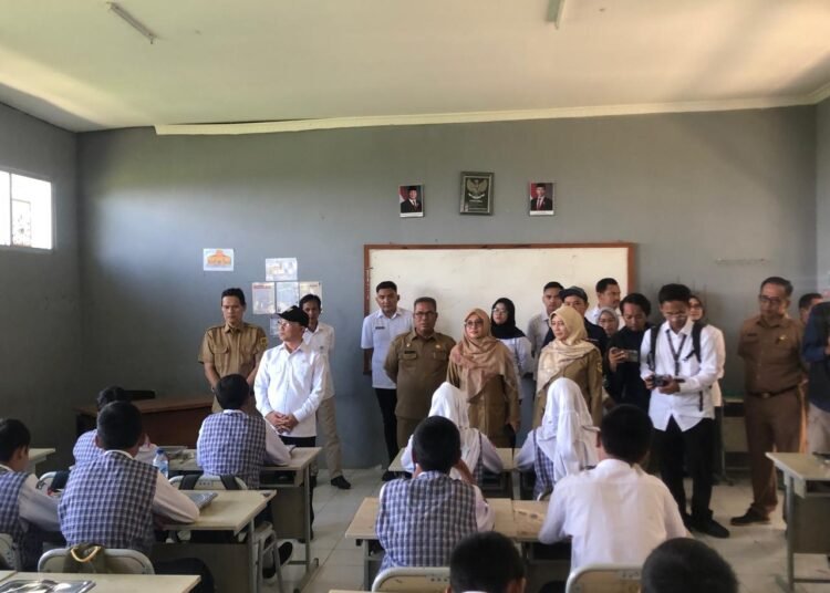 Tinjau SMPN 02 Babakan Madang, Wamendikdasmen Klaim Makan Bergizi Gratis Bantu Siswa Belajar