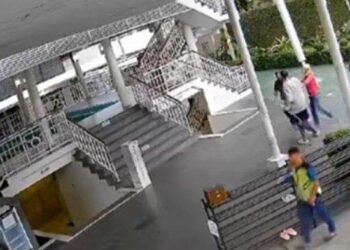 Ogah Buka Sepatu Saat Masuk Masjid, WNA di Puncak Dorong Petugas Kebersihan