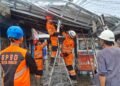 Atap Toko di Margajaya Tersapu Angin Kencang Menimpa Warga