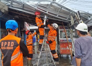 Atap Toko di Margajaya Tersapu Angin Kencang Menimpa Warga