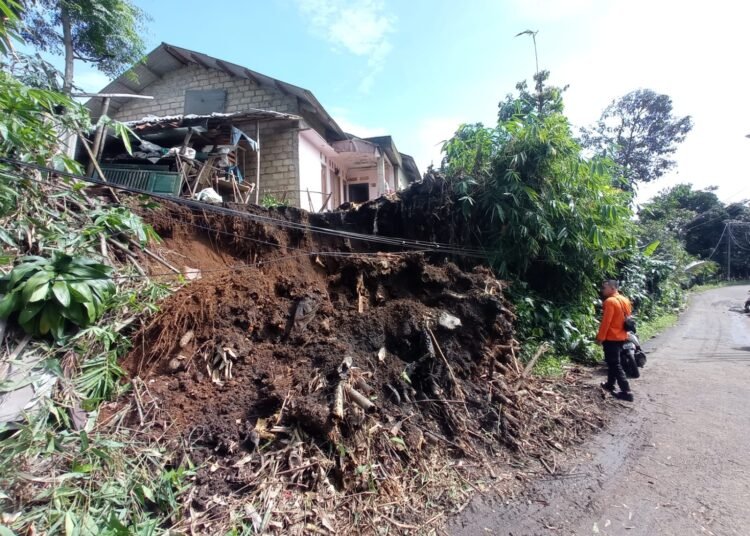 Diguyur Hujan Deras, Tebing di Mulyaharja Longsor