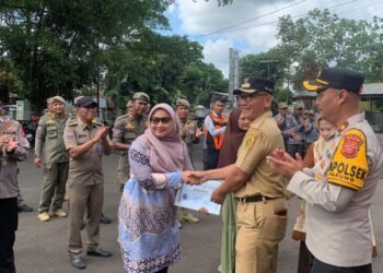 Gagalkan Pencurian Tabung Gas, Dua Emak di Ciseeng Diberi Penghargaan