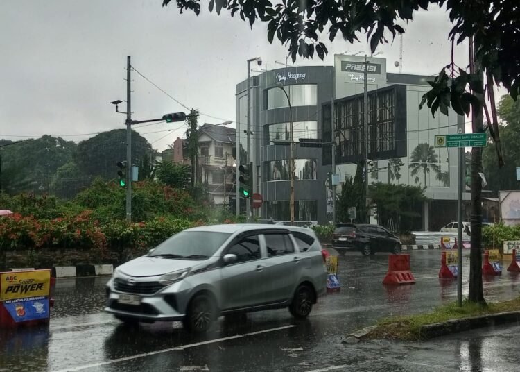 Puncak Berkabut Pasca Hujan Deras, Wisatawan Diminta Waspada