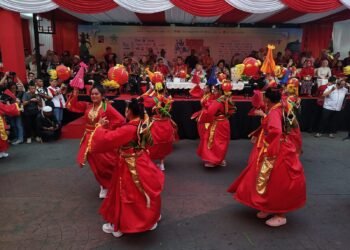 Warga Ramai-ramai Saksikan Parade Seni Budaya BSF-CGM