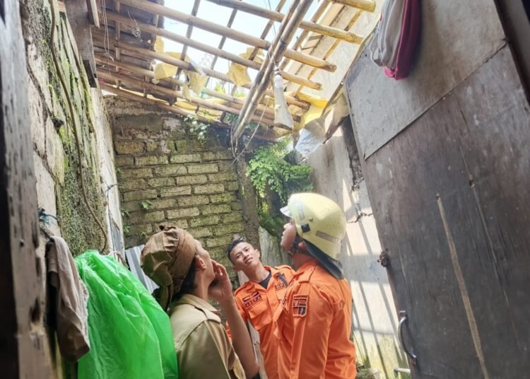 Diterjang Angin Kencang, Atap Rumah Warga di Gunung Batu Terbang