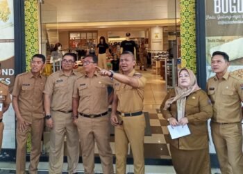 Jenal Mutaqin Cek Kabel dan Reklame di Jalur Tamu Negara