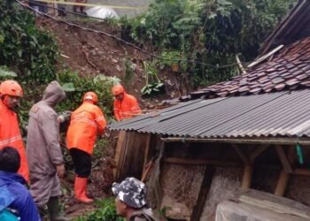 Rumahnya Diterjang Longsor,  3 Warga Ciawi Tertimpa Bangunan