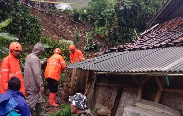 Rumahnya Diterjang Longsor, 3 Warga Ciawi Tertimpa Bangunan