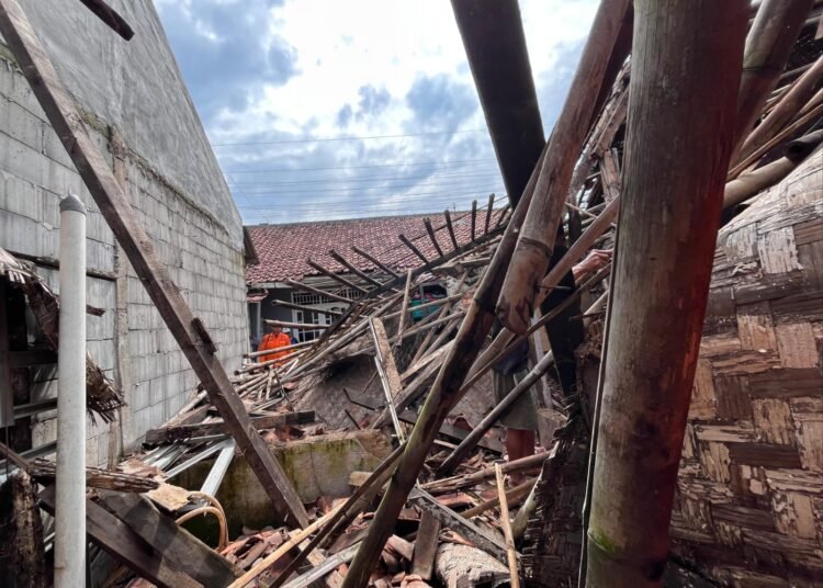 Rumah Ambruk di Semplak, 2 Keluarga Mengungsi