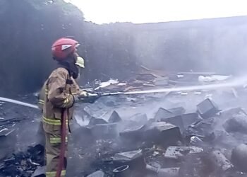 Bak Sampah di Cibuluh Terbakar, Damkar Kerahkan 5 Mobil Pemadam