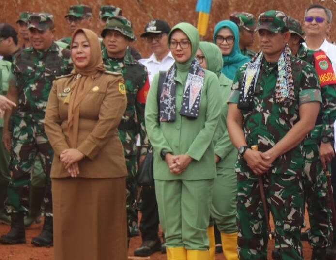 TNI Bangun 3.000 Meter Jalan di Karacak Leuwiliang