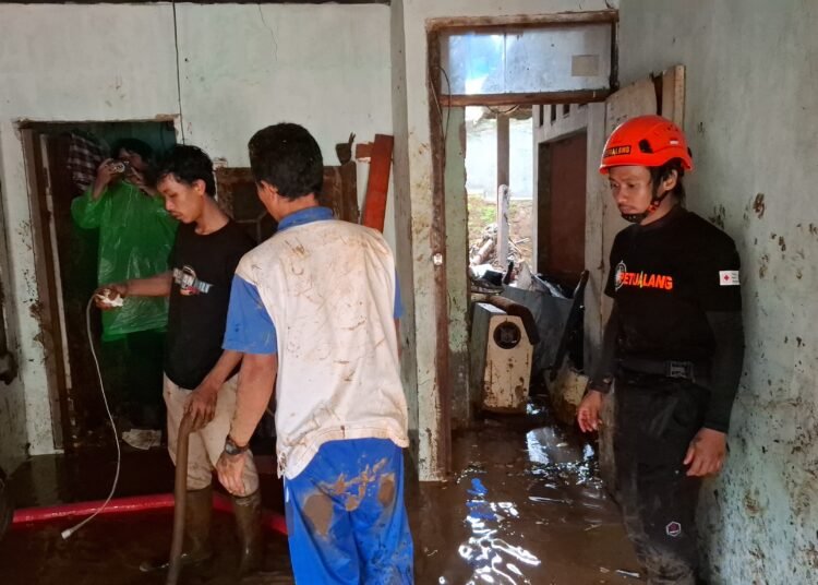 Warga Puncak Ungkap Detik-detik Banjir : Pulang Tarawih, Tiba-tiba Air Sudah Sedada