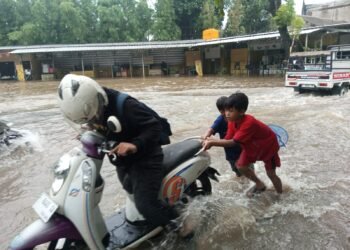 Situ Cikaret Cibinong Meluap, Puluhan Kendaraan Mogok 