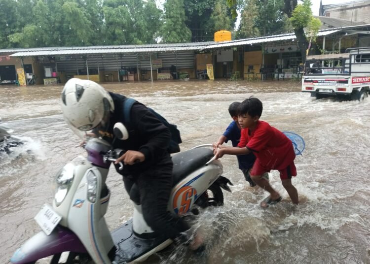 Situ Cikaret Cibinong Meluap, Puluhan Kendaraan Mogok 