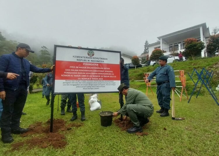 Kementerian Segel 4 Vila Melanggar di Kawasan Puncak 