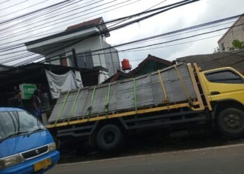 Truk Hantam Rumah Warga di Leuwiliang Gegar Sopir Mengantuk