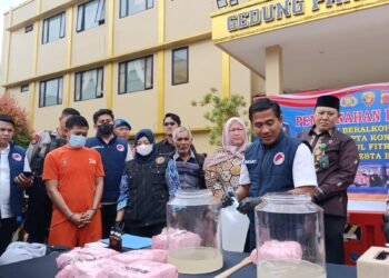 Jelang Lebaran, Belasan Ribu Botol Miras dan 7 Kg Sabu Dimusnahkan di Kota Bogor