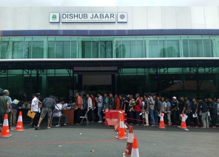 Sopir Angkot Puncak yang Diliburkan Selama Lebaran Dapat Kompensasi Rp1 Juta