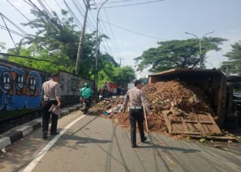 Kelebihan Muatan, Truk Sampah di Cileungsi Terguling hingga Sopir Luka-luka