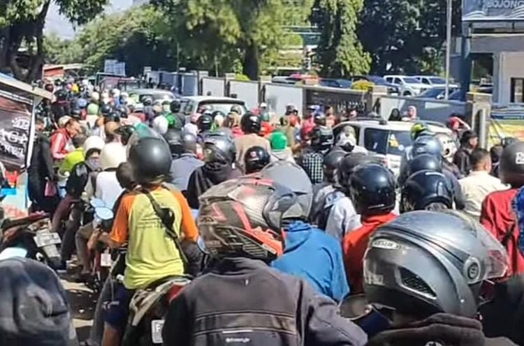 Ngantri Bayar Pajak di Samsat, Warga Malah Ingin Kabupaten Bogor Mekar Lebih Cepat