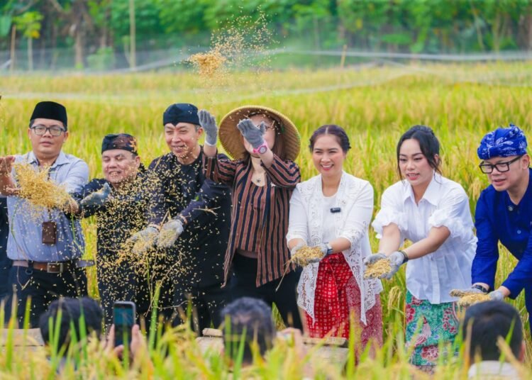 Lintas Sektor Ramai-ramai Panen Raya di "Surga Tersisa" 